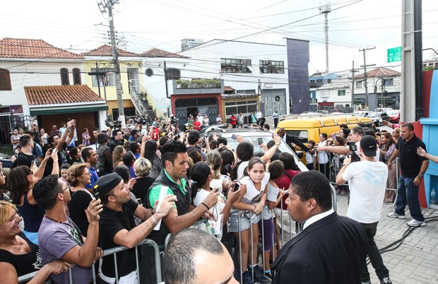 Multidão aguarda Xuxa na entrada da Casa X (Foto: Manuela Scarpa/Foto Rio News)