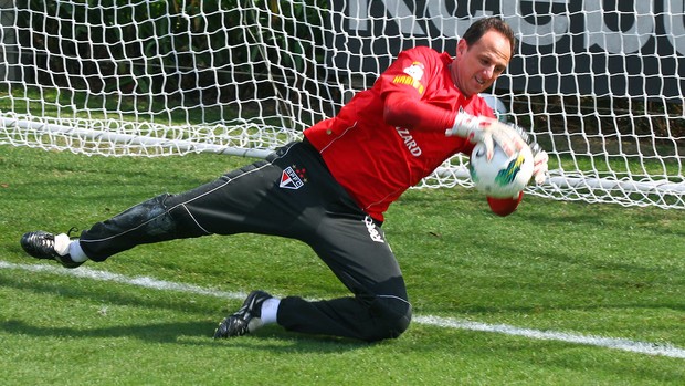 Sem dores, Rogério Ceni celebra  boa forma antes de série decisiva
