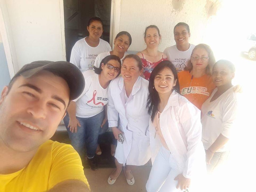 A médica Diamela e a equipe de saúde da cidade: "Sempre será parte de nossas famílias" — Foto: Jaqueline Barbosa/Arquivo pessoal 