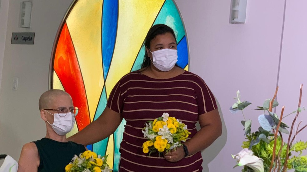 Paciente com câncer se casa com companheira em festa surpresa — Foto: Thiago Andrade