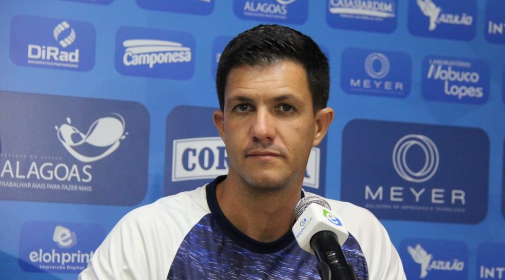 Maurício Barbieri ainda faz ajustes no time — Foto: Denison Roma/GloboEsporte.com