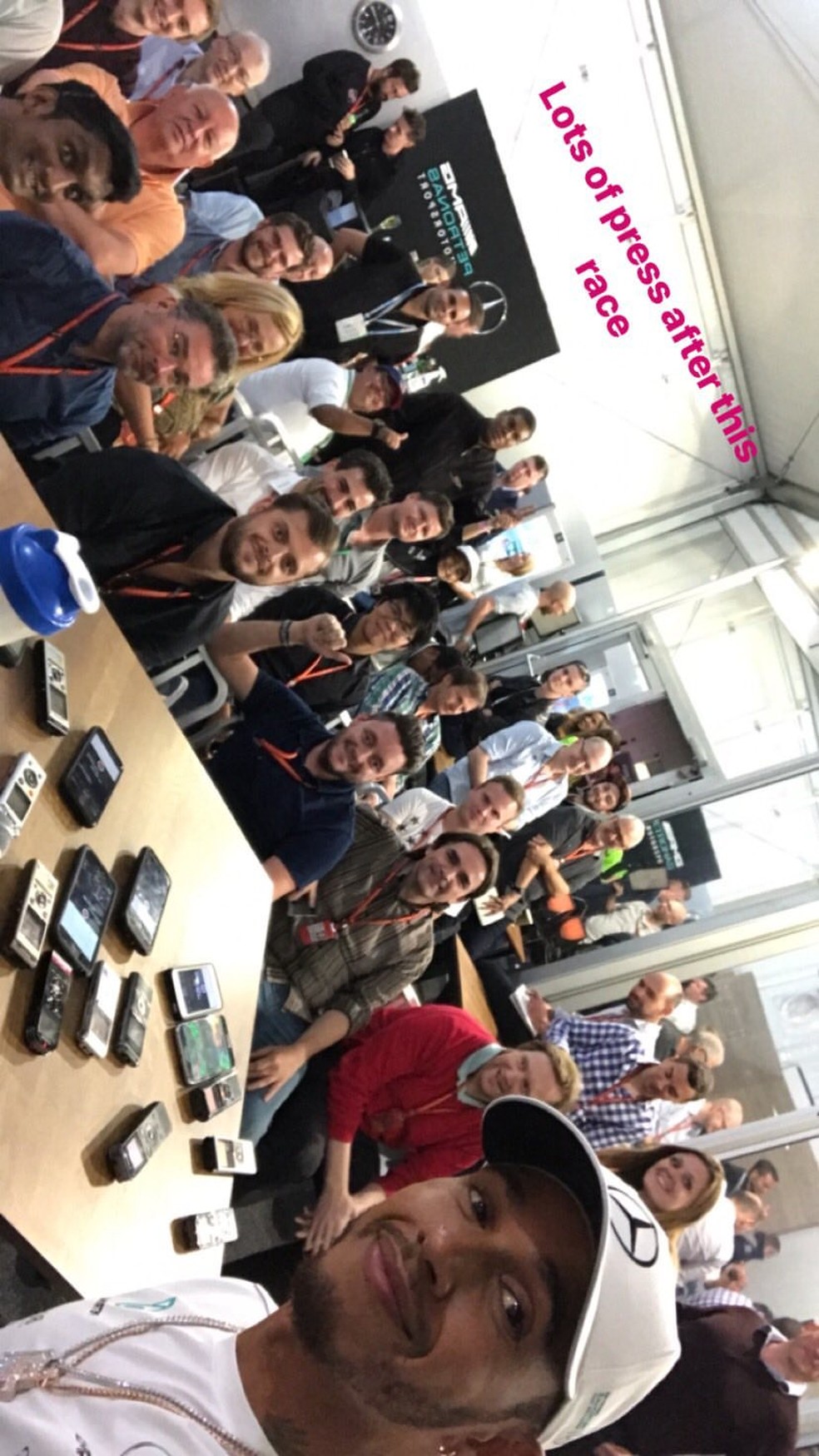 Após o GP do México, Hamilton também festejou com a imprensa  (Foto: Reprodução / Instagram)