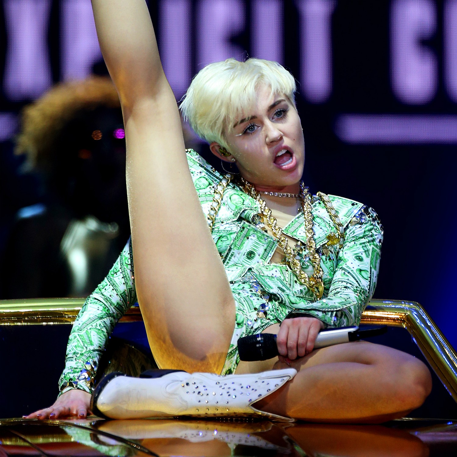 Miley Cyrus em show da turnê 'Bangerz'. (Foto: Getty Images)
