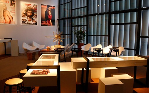 Vista do Lounge QUEM/ Marie Claire assinado por MChecon e Camila Klein Arquitetura com arranjos de Ana Claudia Ethel e Renata Penno
