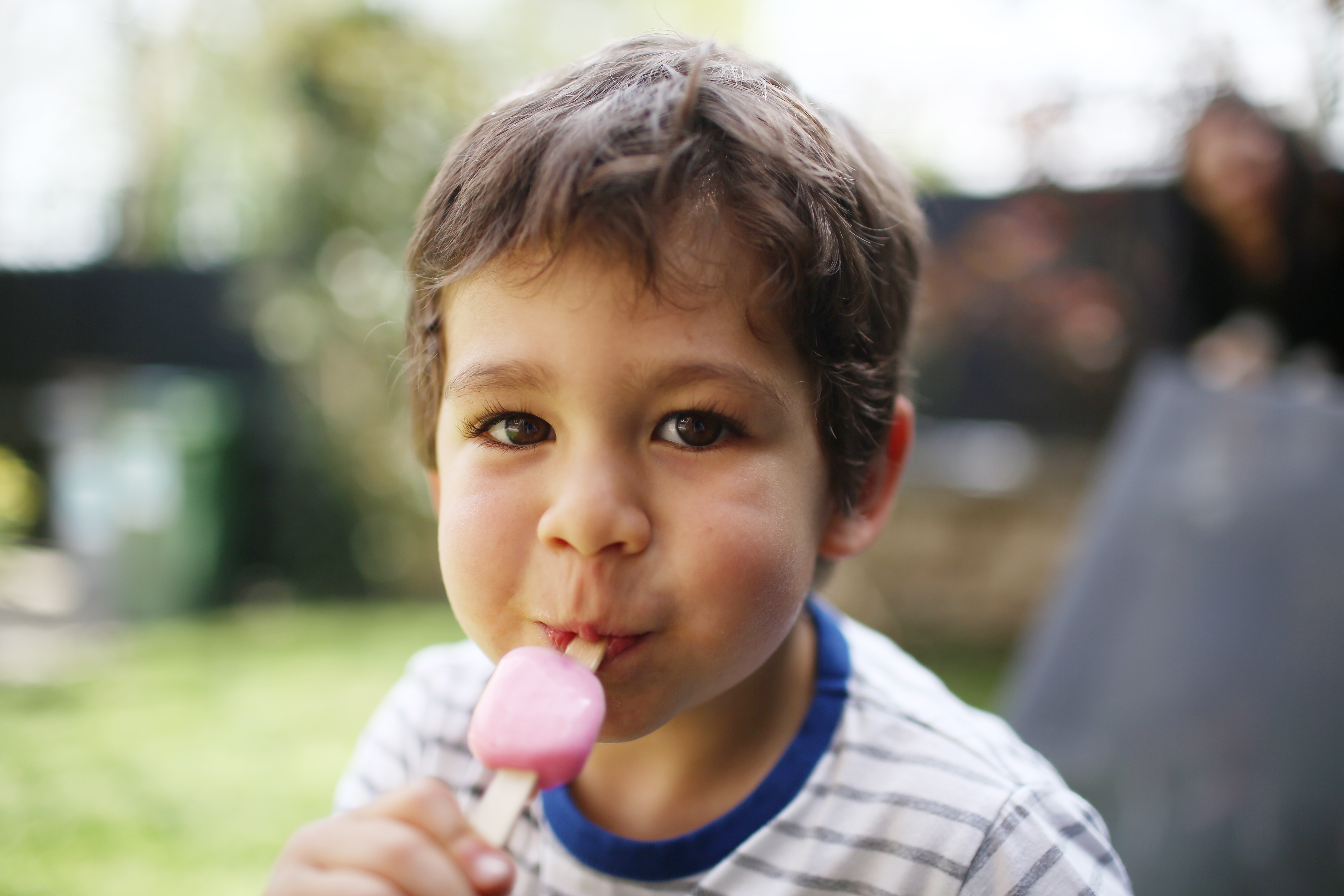 Criança tomando sorvete (Foto: Getty images)