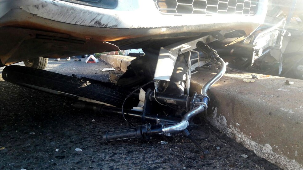 Moto do idoso foi parar embaixo de carro após atropelamento em Americana (Foto: Sérgio Evangelista de Souza)