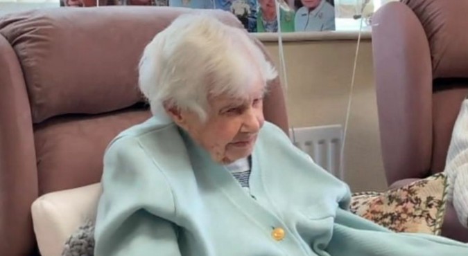 Joan Hocquard era a mulher mais velha do Reino Unido, com 112 anos (Foto: Reprodução)