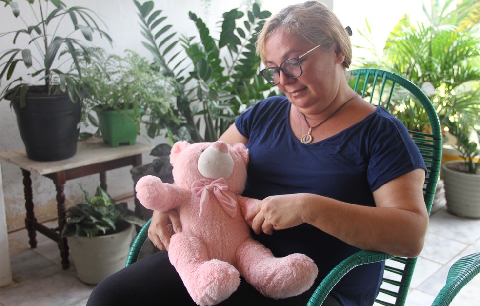 Tereza Cristina, mãe de Rebeca Cristina, com o urso que guardou - o último presente que ela deu à filha — Foto: Dani Fechine/G1