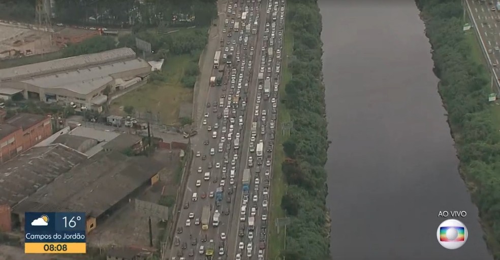 Protesto trava a Marginal do Tietê, na saída da rodovia Castello Branco, em SP, nesta segunda-feira (26) — Foto: Reprodução/TV Globo 