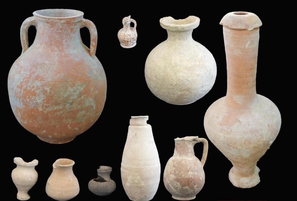 Vasos de cerâmica foram encontrados no local onde teria existido um assentamento comercial (Foto: Ministério do Turismo e Antiguidades do Egito)