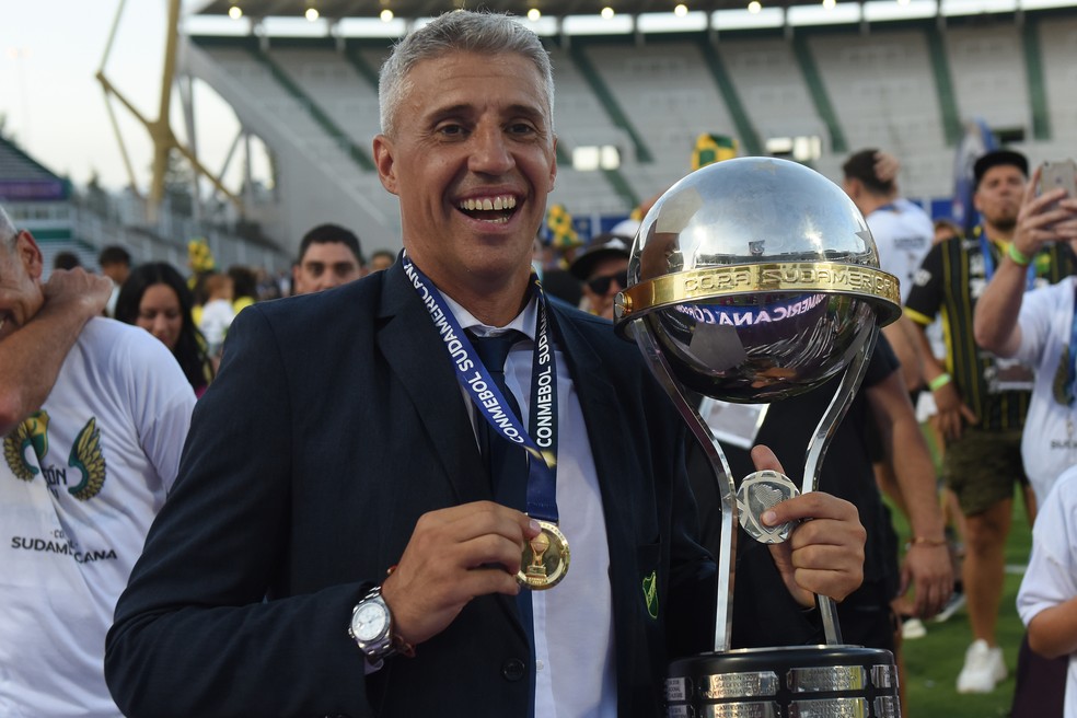 Hernán Crespo com a taça da Sul-Americana — Foto: Marcelo Endelli/Getty Images