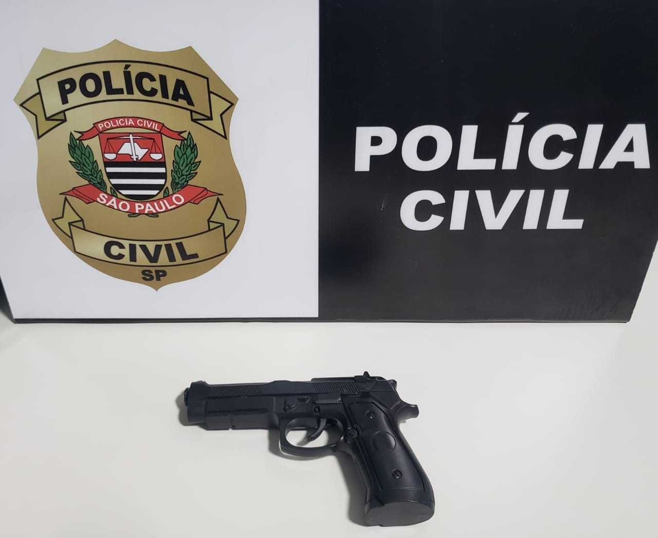 Durante cumprimento de mandado de busca e apreensão, Policia Civil localiza simulacro de arma de fogo em Santo Expedito