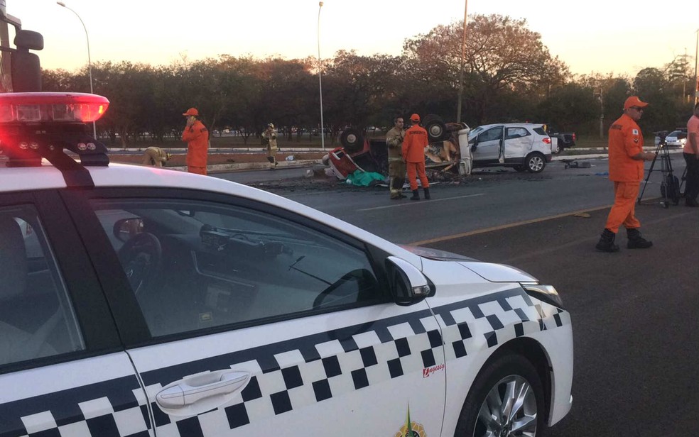 PM isola área após acidente com duas mortes no fim do Eixão Sul, em Brasília (Foto: Fabiano Andrade/TV Globo)