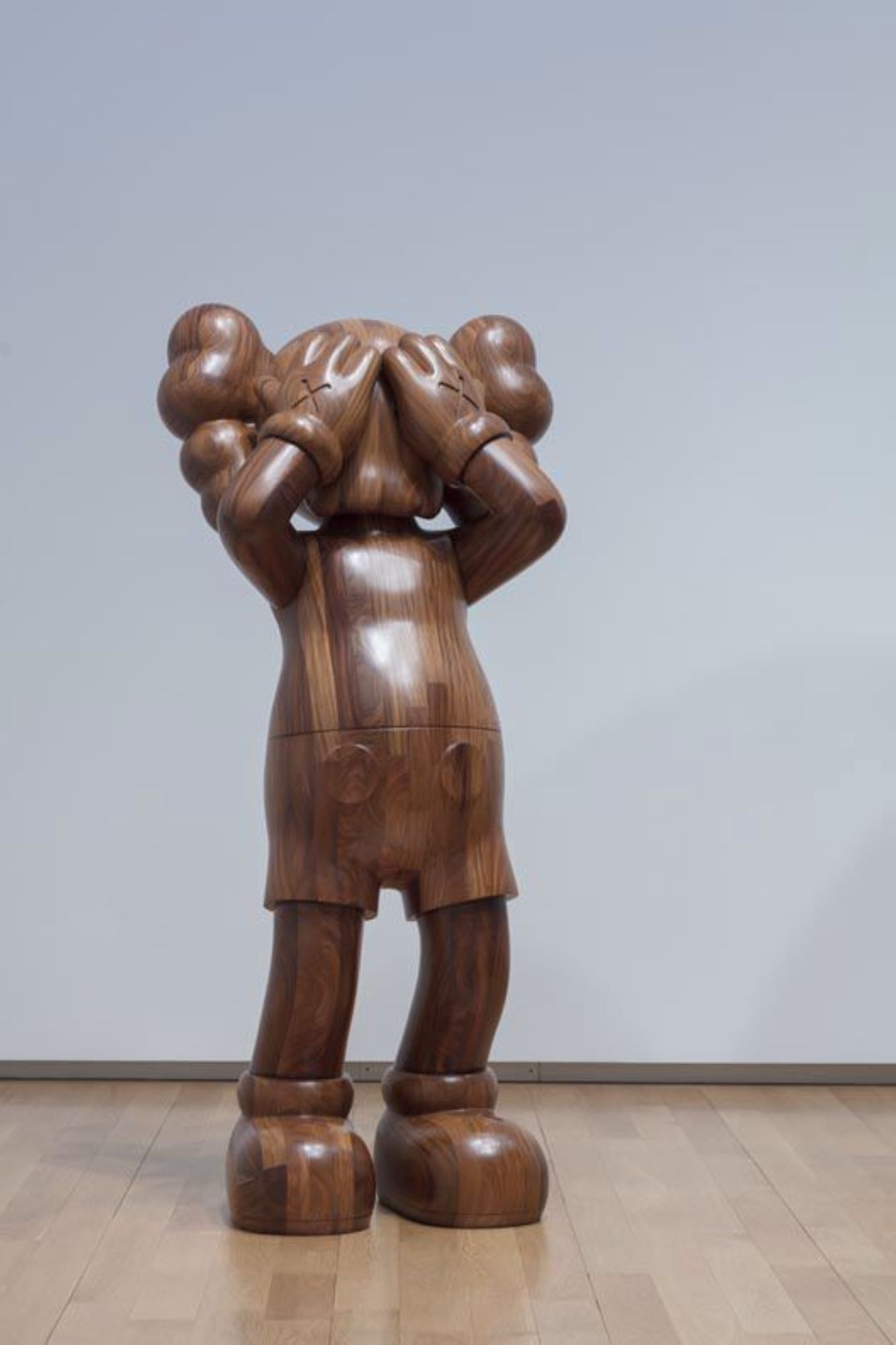 'AT THIS TIME', 2013. Wood, 103 15/16 × 44 1/16 × 39 3/8 in. (264 × 112 × 100 cm).  (Foto: © KAWS. Foto: Todora Photography, LLC)
