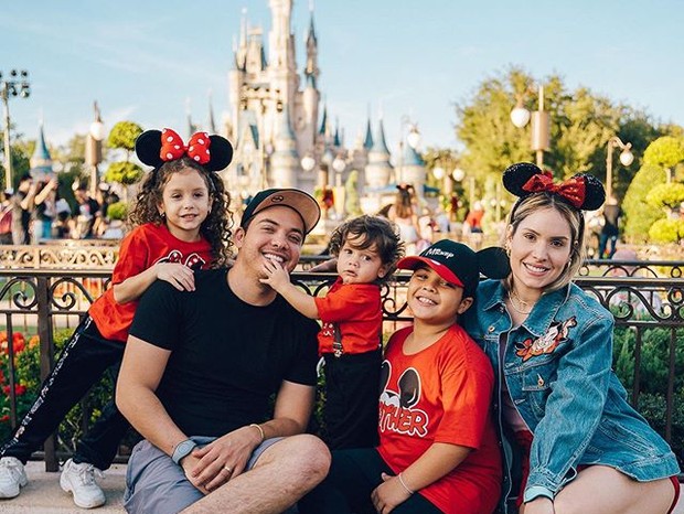 Wesley Safadão curte Disney com a mulher, Thyane, e os filhos, Yhudy, Ysis e Dom (Foto: Reprodução/Instagram)