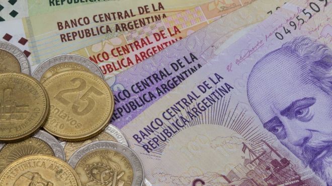O peso argentino sofreu forte desvalorização nos últimos meses (Foto: Getty Images via BBC)