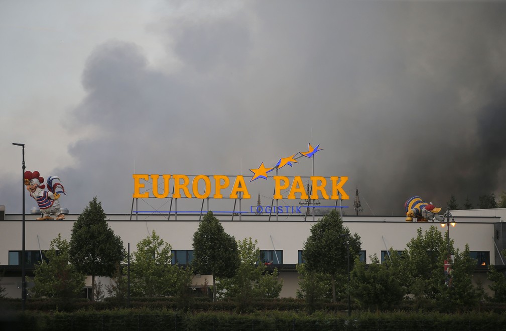 FumaÃ§a cobre Europa-Park durante incÃªndio em parque temÃ¡tico na Alemanha (Foto: REUTERS/Vincent Kessler)