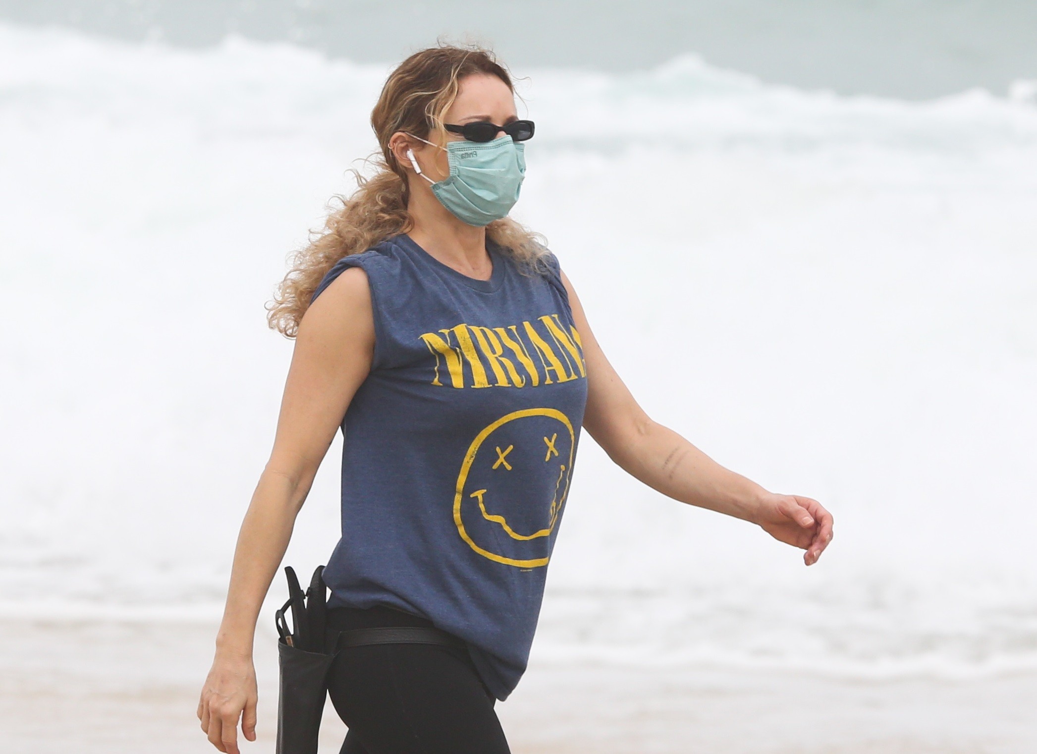 Rita Guedes se exercita em praia carioca (Foto: AgNews)