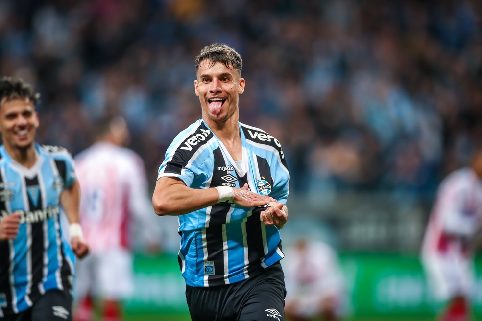 Ferreira encerra jejum de gols e já se apresenta como possível referência do time de Roger Machado