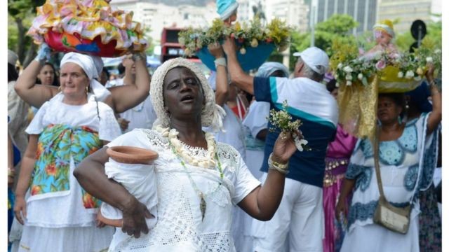 Nas festas de Iemanjá, os devotos vestem branco e levam flores como oferenda (Foto: TOMAZ SILVA/AG. BRASIL via BBC)