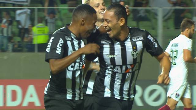Ricardo Oliveira comemora primeiro gol de falta com a camisa do Galo