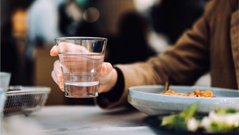 Precisamos de água para hidratar nossa pele, digerir alimentos e permitir que nossos rins eliminem os resíduos do nosso organismo. — Foto: Getty Images via BBC