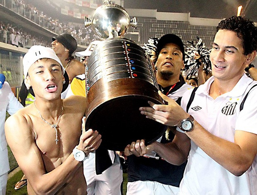 Neymar e Ganso foram campeões da Libertadores em 2011 pelo Santos — Foto: Grazir Junior