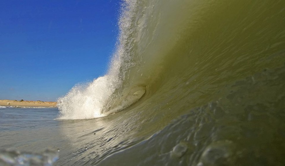 Ondas podem atingir 2,5 metros — Foto: Eros Sena