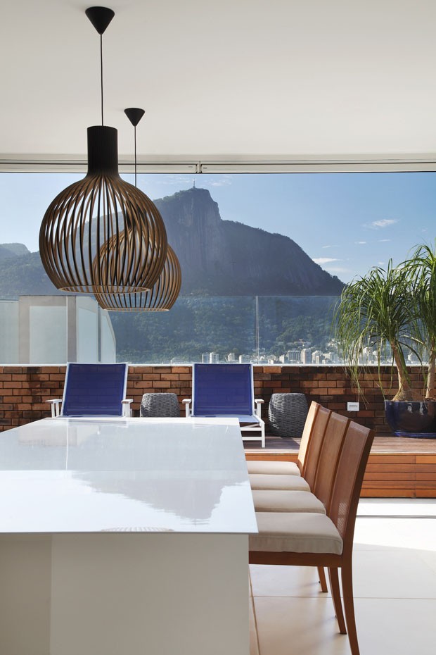 Apartamento claro e com uma paisagem deslumbrante do Rio (Foto: Divulgação)