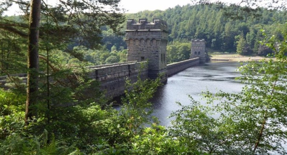 No início do século 20, a construção de barragens obrigou os moradores a abandonarem as vilas Derwent e Ashopton, na Inglaterra — Foto: Helen Moat/BBC