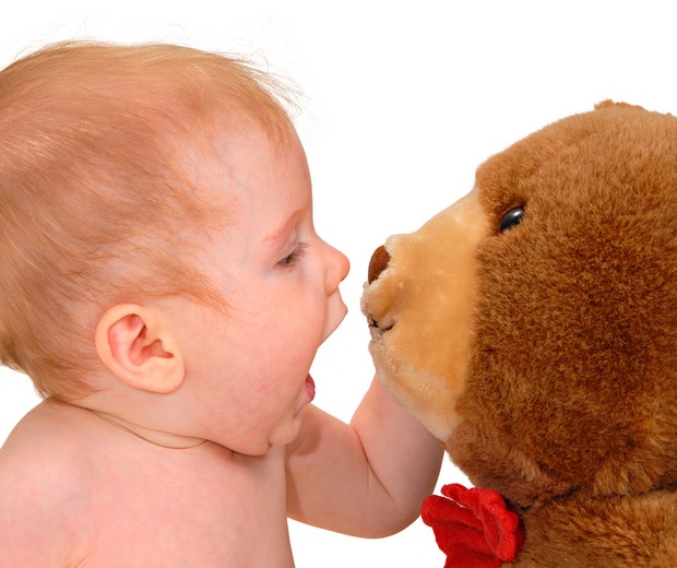Bebê com ursinho de pelúcia (Foto: Shutterstock)