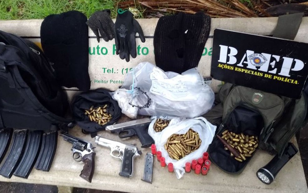 Armas e munições apreendidas em Campinas após ação da Polícia Militar (Foto: Batalhão de ações Especiais de Polícia/Baep/Divulgação)