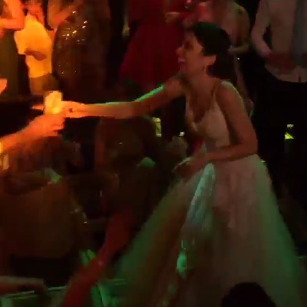 Noiva se diverte em pista de dança (Foto: Reprodução/Instagram)