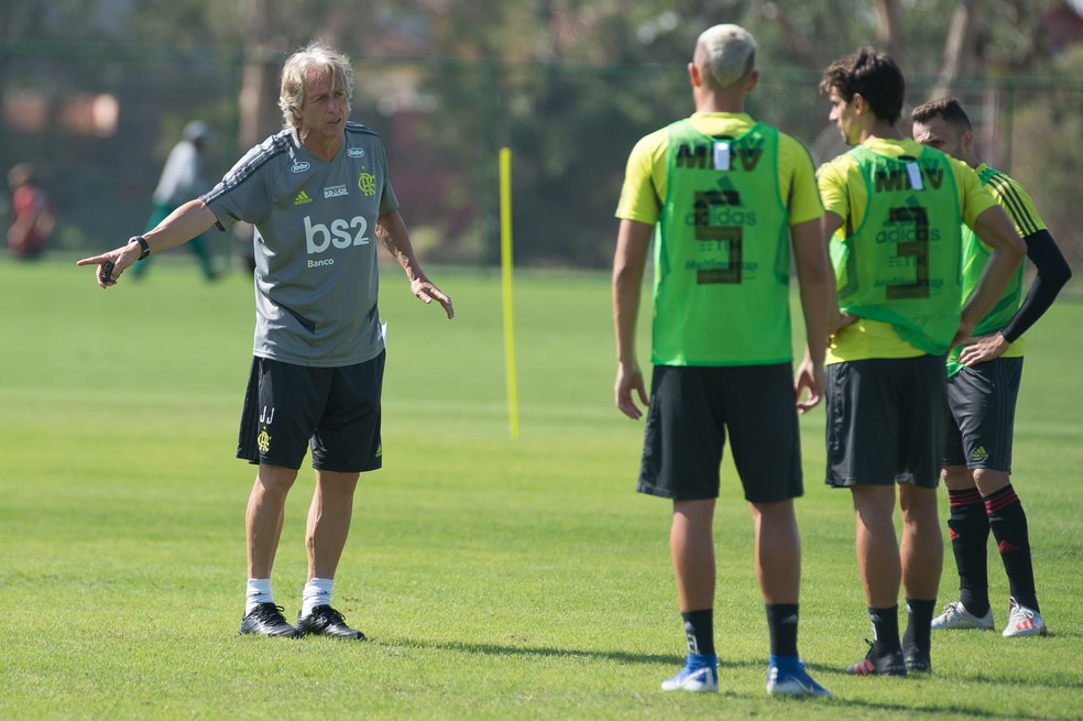 Jorge Jesus orienta os jogadores durante treino no Ninho do Urubu — Foto: Alexandre Vidal/Flamengo