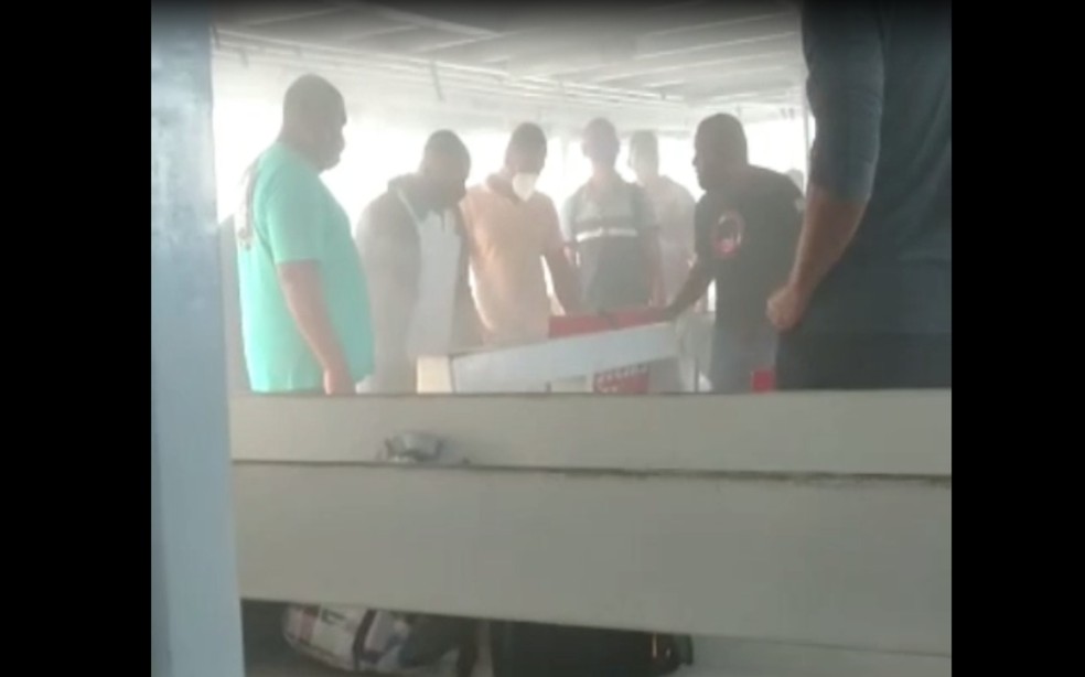 Astramab informou que pane ocorreu na bomba de óleo de um dos motores da embarcação — Foto: Marinho Messias 