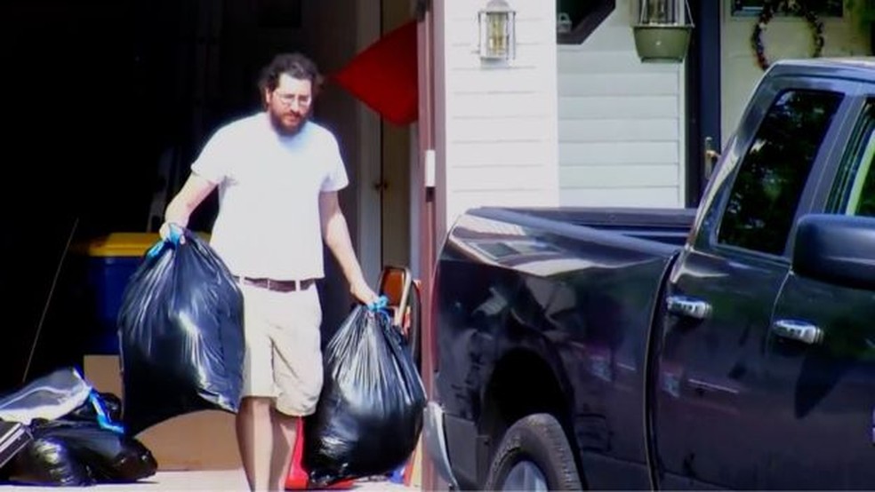 Michael Rotondo guardou os pertences no seu carro duas horas antes de vencer o prazo de despejo determinado pelo juiz (Foto: CBS News)