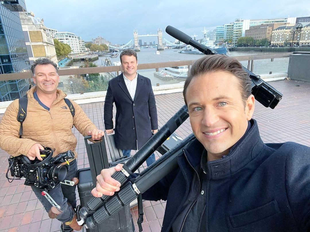 O repórter Matt Doran com sua equipe durante viagem a Londres (Foto: reprodução instagram)