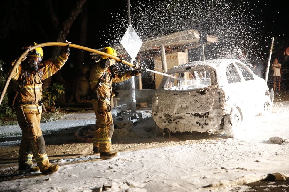 Bombeiros usam espuma para apagar incêndio em carro (Foto: Corpo de Bombeiros/Divulgação)