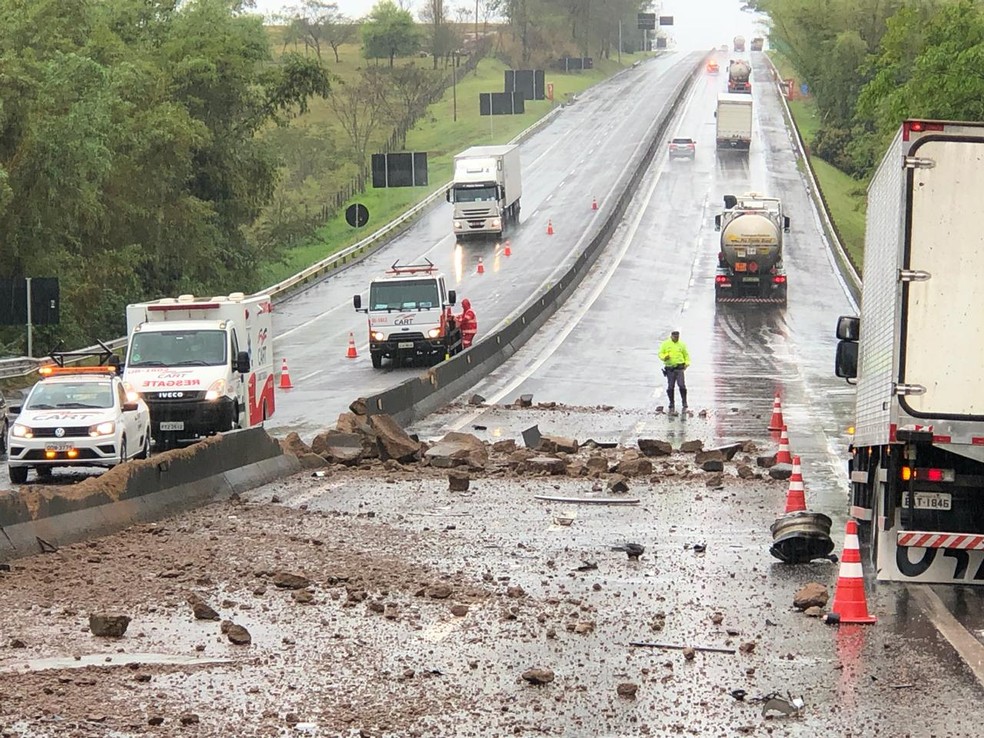 Uma das vias precisou ser interditada — Foto: Jaqueline Frizon/TV TEM