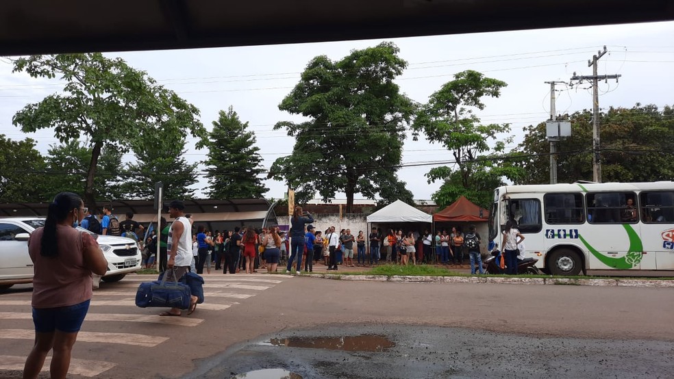 Estação de ônibus lotada no Aureny III — Foto: Divulgação