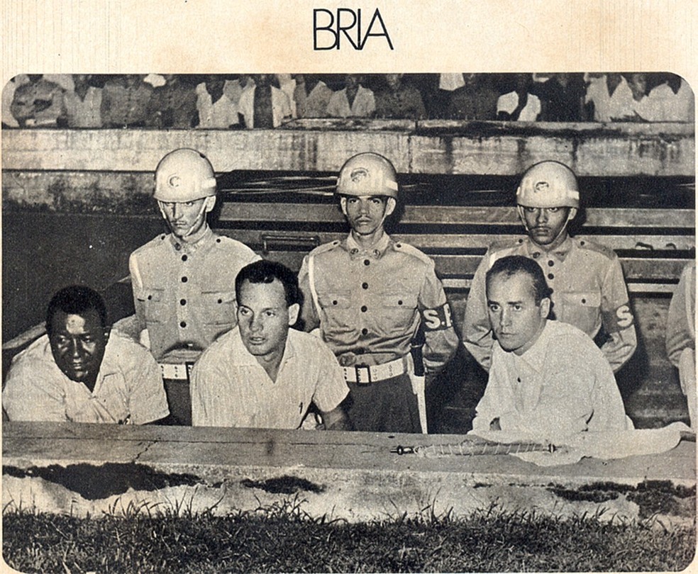 Modesto Bria (ao centro) comanda o Flamengo no Maracanã — Foto: Reprodução