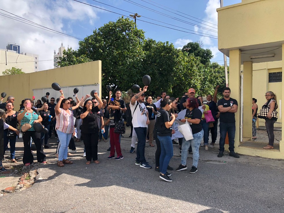 Servidores fazem ato na entrada do Hospital Universitário Onofre Lopes, em Natal — Foto: Vinícius Marinho/Inter TV Cabugi