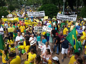 Manifestantes fazem apitaço na Praça da Liberdade, em Belo Horizonte. A Polícia Militar estima que quatro mil pessoas estejam no protesto. Às 9h40, uma das organizadoras do protesto falou em duas mil pessoas (Foto: G1)