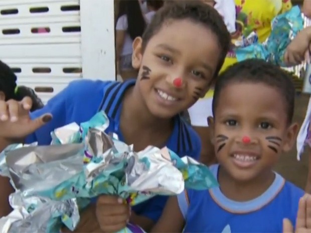 Crianças são presenteadas na edição da 'Pazcoa do Alemão' de 2014 (Foto: Reprodução/TV Globo)