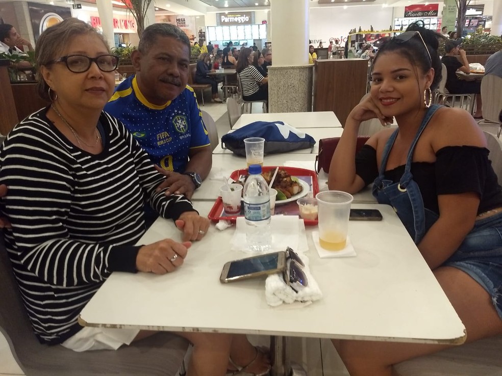 Família acompanhou o Jornal Nacional pelo telão montado no shopping — Foto: Diêgo Holanda/G1