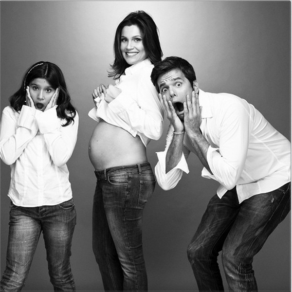 Flávia Alessandra grávida de Olívia, com sua filha Giulia e seu marido Otaviano Costa. (Foto: Reprodução / Instagram)