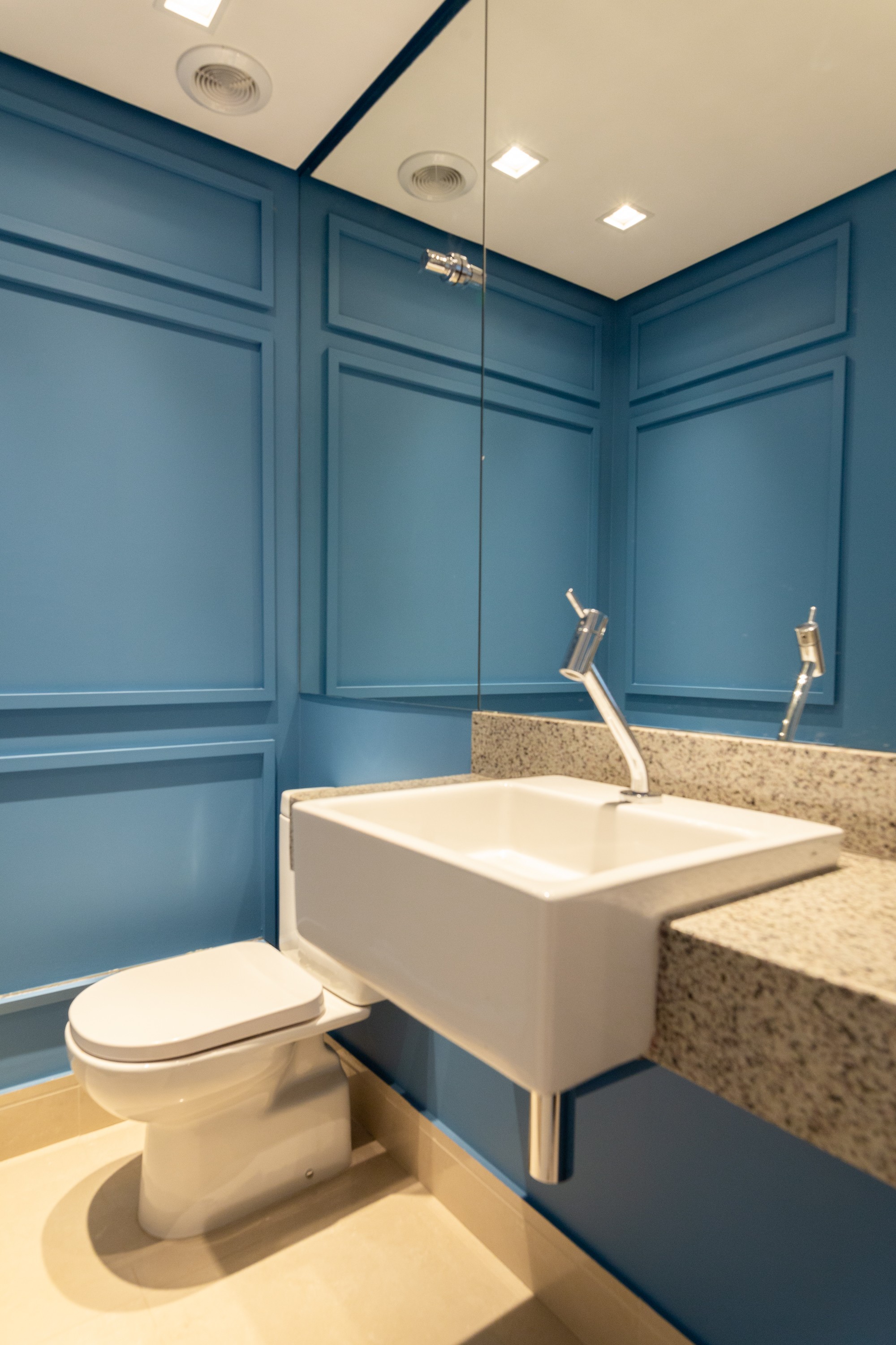 Para o banheiro, optou-se por uma cor mais forte, a tinta Azul Profundo da Suvinil  (Foto: Divulgação)