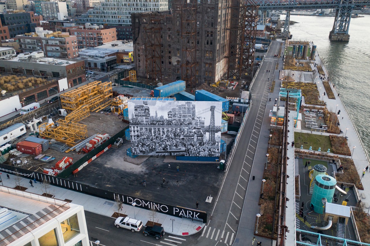 JR estampa contêineres de NY com mural gigante (Foto: Reprodução)