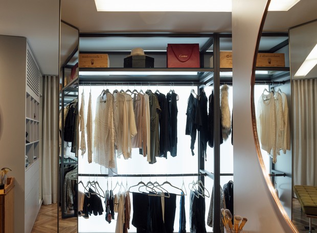 Ao invés de ambientes super iluminados, o arquiteto Daniel Bolson preza por uma luz minimalista que valorize os elementos da arquitetura, como neste closet (Foto: Divulgação)