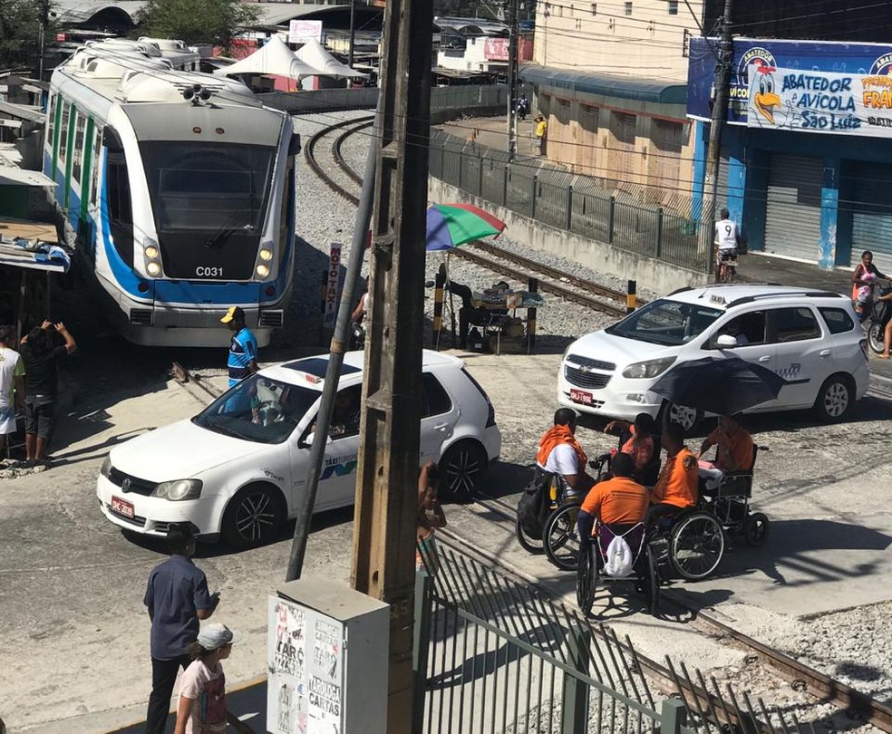 Grupo de cadeirantes bloqueou trilho do VLT em MaceiÃ³ em protesto para cobrar conserto de elevador em estaÃ§Ã£o â Foto: Luciana Amorim/Arquivo pessoal